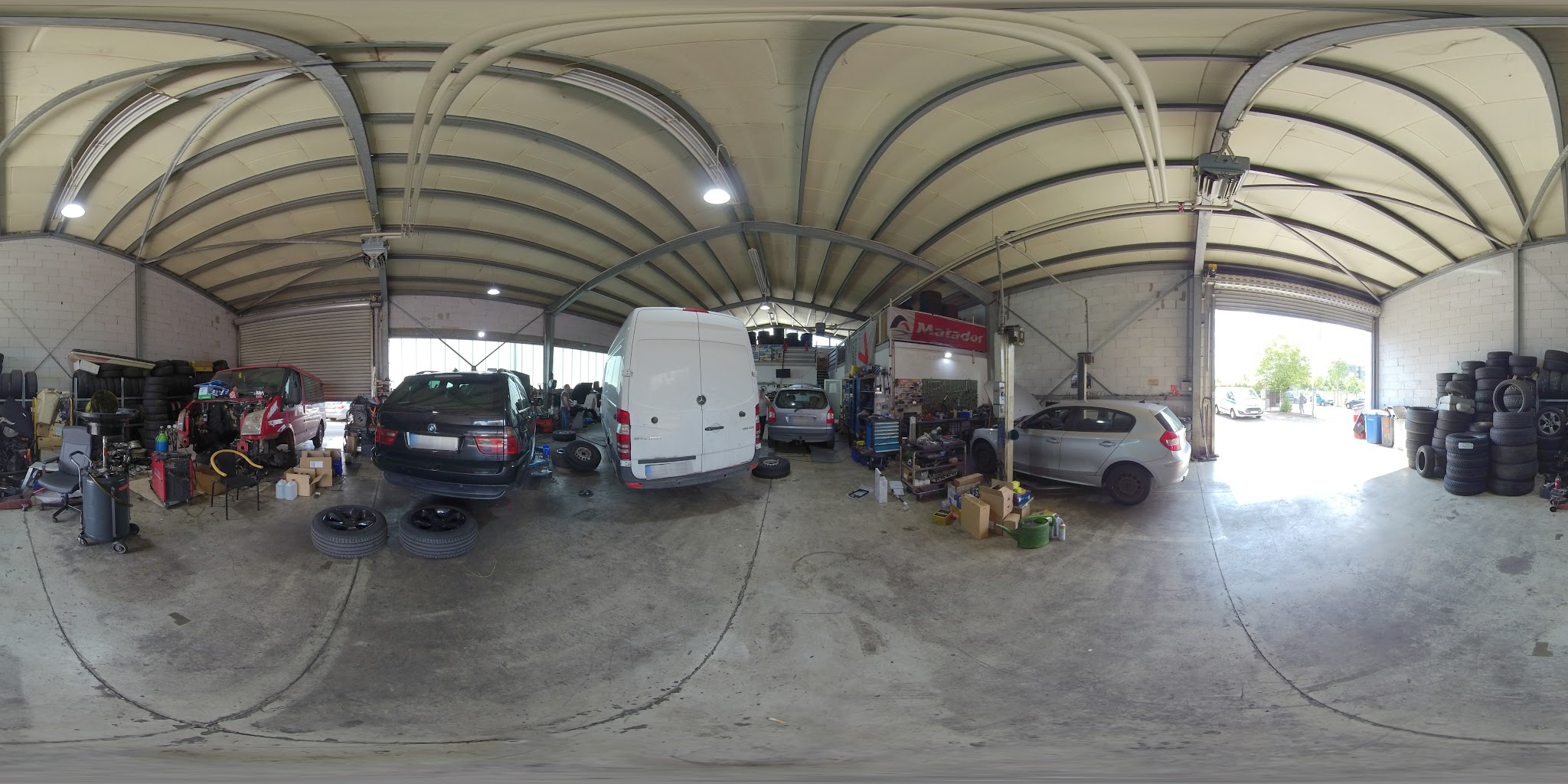 Werkstatt-Innenraum mit Fahrzeugen bei Demir Reifen & Autoservice